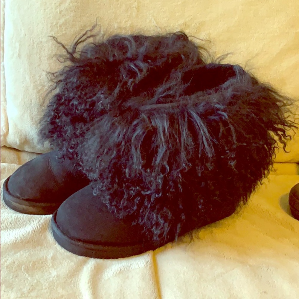 UGG- Black Fuzzy Boots: Size 9